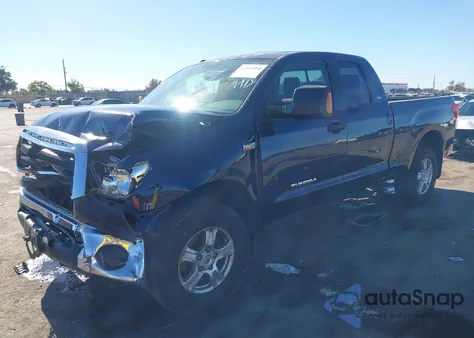 2011 Toyota Tundra Grade 5.7L V8 z USA, uszkodzony, nr VIN 5TFUY5F12BX205854